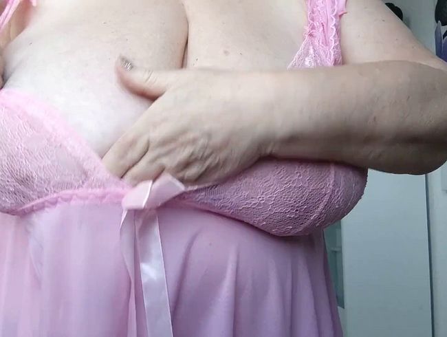 Download: PrimaBallerina2015 - Dicke Hängetitten in rosa Babydoll verpackt und hernach eingeölt