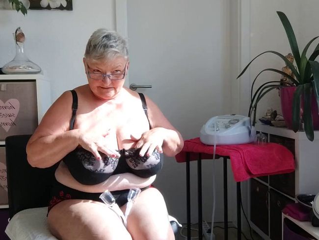 Download: PrimaBallerina2015 - Dicke Hängetitten an der Saugmaschine fest gesaugt