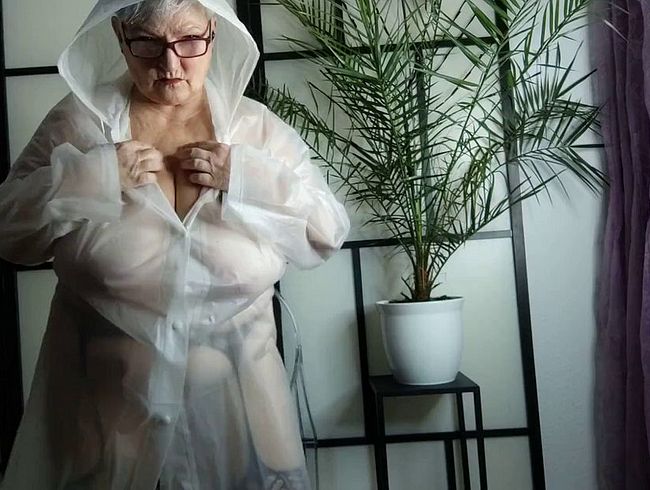 Download: PrimaBallerina2015 - In Regenmantel und Strapsstrümpfen nass und geil gemacht