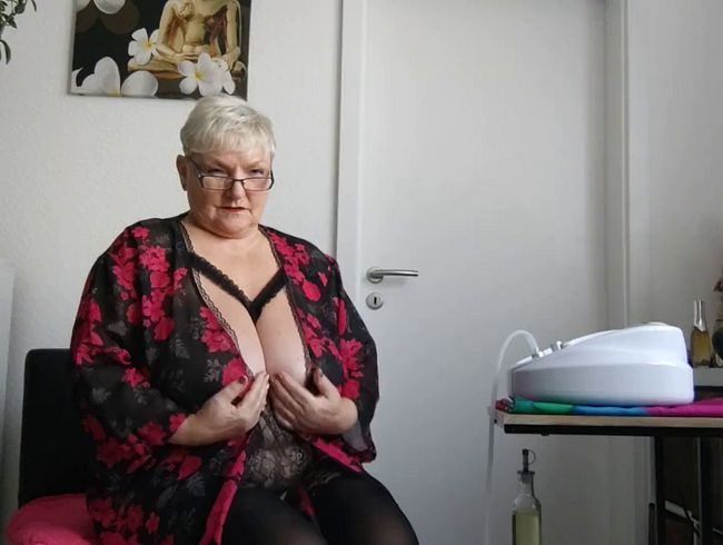 Download: PrimaBallerina2015 - Meine Lieblings Titten Saugmaschine macht meine Nippel dick