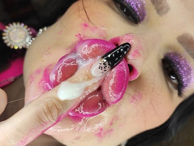 Download: Princess18xxx - LipJob und schlampiger Blowjob von einer volllippigen Bimbo-Schlampe