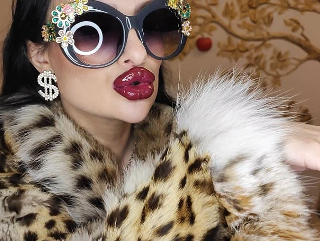 Download: Princess18xxx - Grausame, reiche Hausfrau mit den dicken Lippen ist besessen von Luxuspelzen