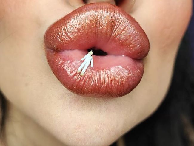 Download: Princess18xxx - Riesin spielt mit 7 winzigen Personen und verschluckt sie