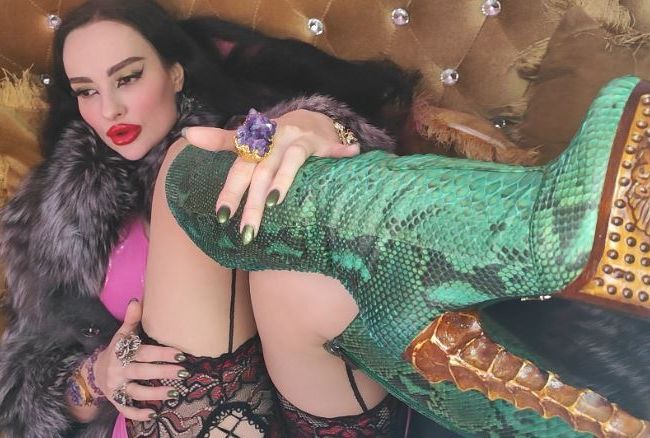 Download: Princess18xxx - Luxus Pelzmäntel, High Heels, Squirt