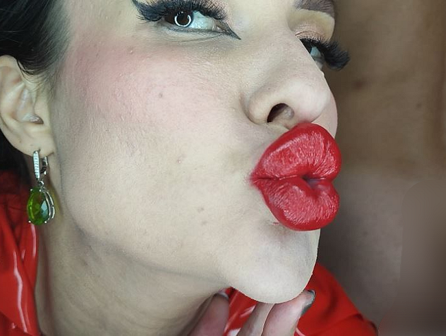 Download: Princess18xxx - Devilish Lady hinterlässt viele Kussspuren auf dem Mann und lacht