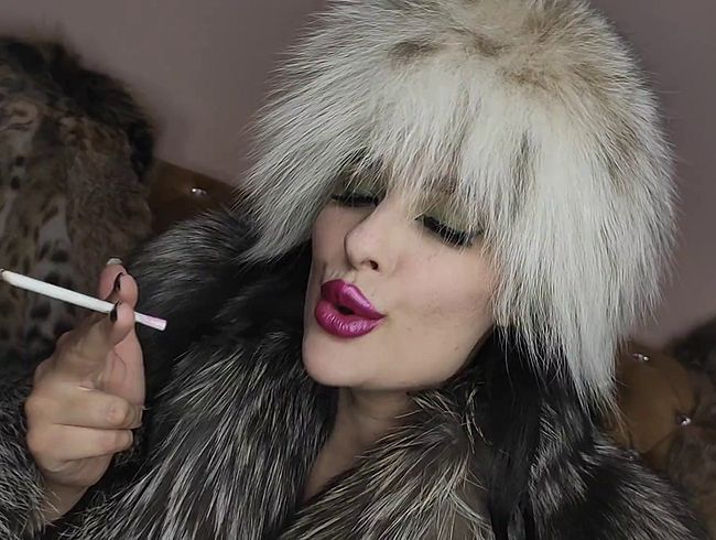 Download: Princess18xxx - Göttin in Pelzen und Latex, Strapon, Squirt