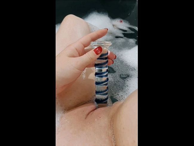 Download: Prinzipessa93 - Geil in der Wanne...mit dem Glasdildo direkt mal beide Löcher genommen. Ja, sie darf das!