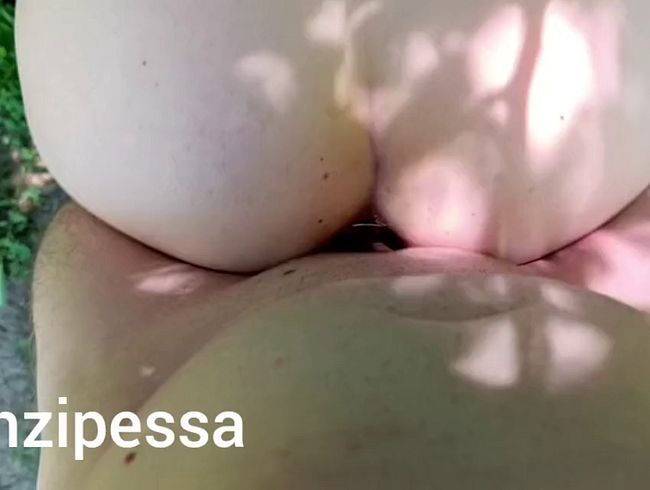 Download: Prinzipessa93 - OutdoorFICK! Geblasen und doggy gefickt am Baum mit geilem Creampie