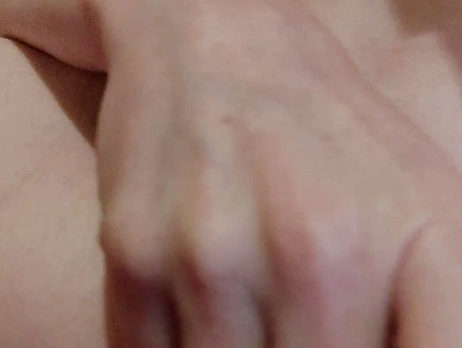 Download: Priselvis - Spiele mit meiner nassen Fotze und stecke mir meinen Plug in den Arsch