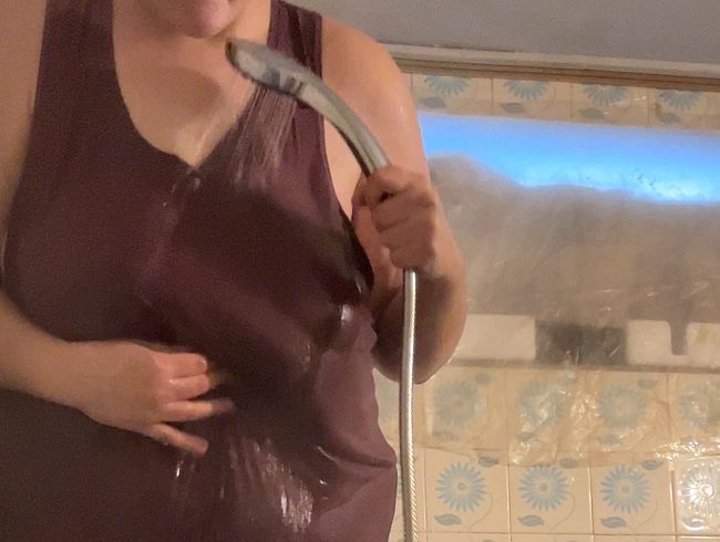 Download: Pummelfee-Sara - Einfach mal mit Klamotten duschen Teil 1