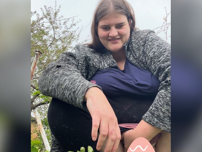 Download: Pummelfee-Sara - Spontan Video im Stall Klamotten Teil 2