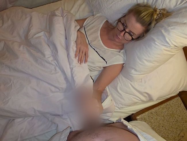 Download: PureStepMom - Stiefmutter hilft bei der Lösung des Erektionsproblems ihres Stiefsohns