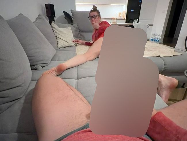 Download: PureStepMom - Schmutzige Stiefmutter provoziert ihren Stiefsohn, während sie ohne Höschen liest