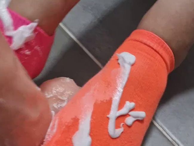 Download: QueenNessy - Was eine Sauerei! Schwanzersatz mit Socken verwöhnt