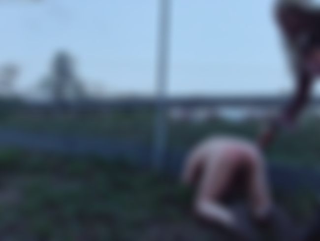 Download: Queen_Of_Bdsm_vipDom - Public-Spanking am Autobahnzaun!