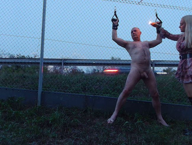 Download: Queen_Of_Bdsm_vipDom - (Outdoor Session)Herrin wachst deine Brustwarzen am Autobahn-Zaun zu!