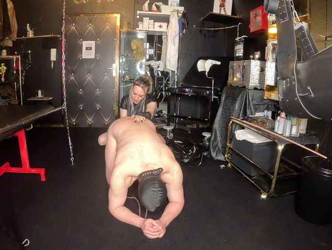 Download: Queen_Of_Bdsm_vipDom - Das erste mal mit juckender Arschfotze im Domina-Studio!