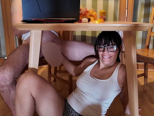 Download: QueenofKingss - Schwanz gewichst bekommen während der Arbeitszeit - Unter dem Tisch versteckt