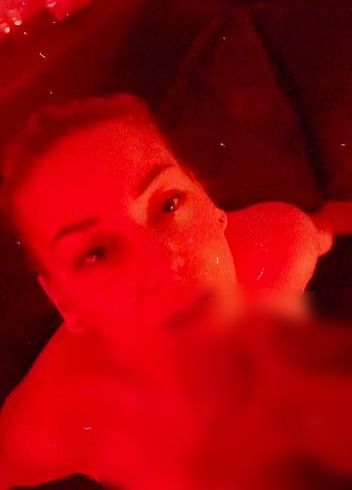 Download: RedBaddie - *Angewichst bei Puff Beleuchtung*