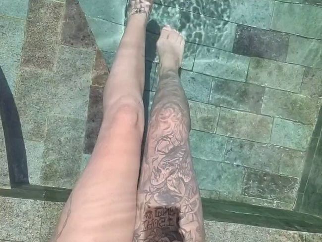 Download: Redlady97 - Im schwarzen Bikini am Pool