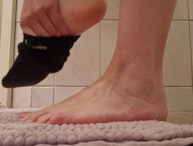 Download: Reiterin69 - Tennissocken ausziehen und Füße zeigen