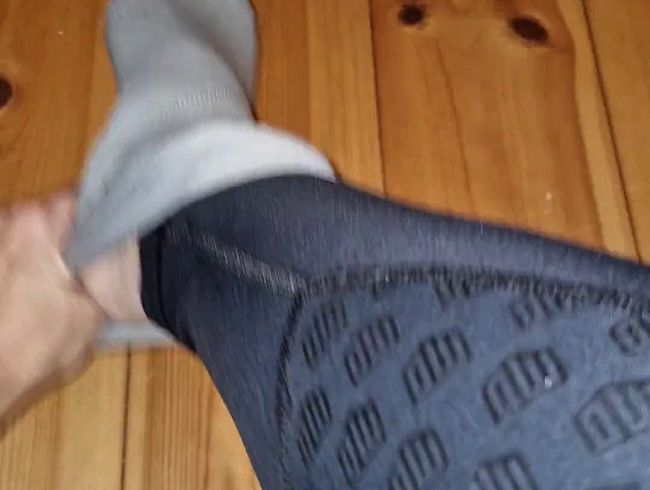 Download: Reiterin69 - Reitsocken ausziehen und Füße zeigen