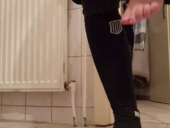 Download: Reiterin69 - Reithose und Socken ausziehen