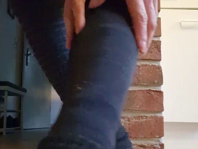 Download: Reiterin69 - Karierte Reithose und muschi anfassen