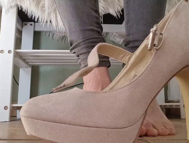 Download: Reiterin69 - High-Heels anziehen