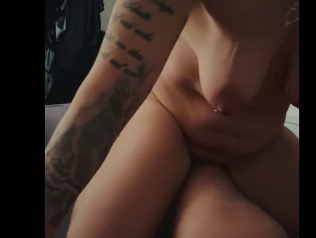 Download: Roana_Red - Morgenstund hat Gold in der Fotze, oder jedenfalls so etwas ähnliches.