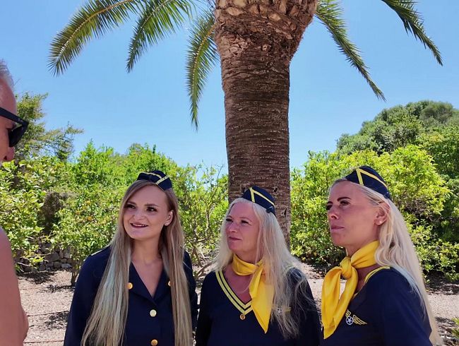 Download: RosellaExtrem - Die Bordtoiletten! 3 Stewardessen im Piss-Fieber!