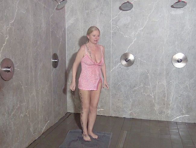 Download: RosellaExtrem - Und die nächsten 3 Männer die mir in einem Swingerclub ins Maul pissen!