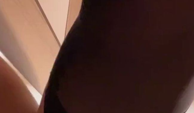 Download: Roxy-beeee - Den neuen Saugnapf Dildo am Spiegel Doggy durchgenommen