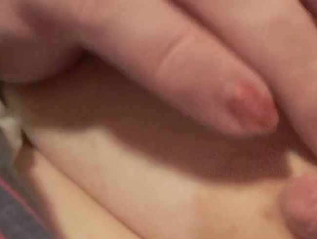 Download: Ruby-Sunday - Nippel bespielen auf der Couch