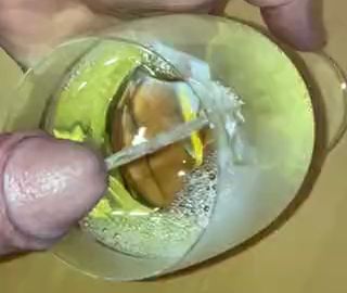 Download: Ruby-Sunday - Natursekt im Weinglas serviert