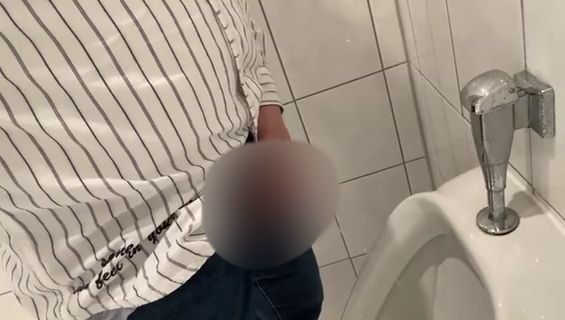 Download: Ruby-Sunday - Sunny auf dem Männerklo während der Familenfeier