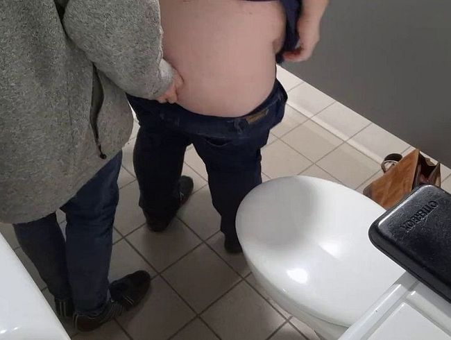 Download: Ruby-Sunday - Auf dem Frauen WC einer großen Messe gefickt und Sunny ist 2x gekommen