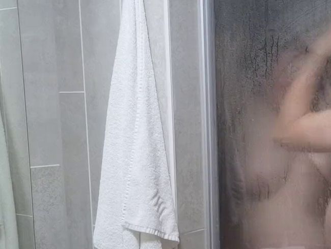 Download: Ruby-Sunday - Nach dem anstrengenden Messebesuch erstmal schön zusammen duschen