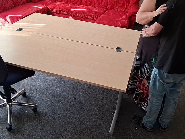 Download: Ruby-Sunday - Mit vorgefüllter Fotze heftig auf dem Tisch gefickt (52)