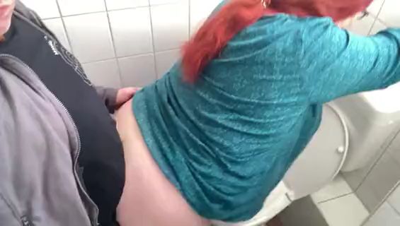 Download: Ruby-Sunday - Doggy Fick auf dem WC mit viel Bauchwackeln und geilem Orgasmus (123)