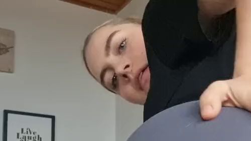 Download: RubyRubin - Demütigende Schwanzbewertung für devoten User Marino