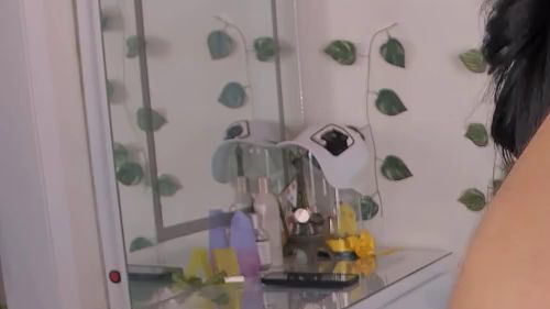 Download: SHAROM - tiefer Kehlkopf, feuchtes Gesicht und Titten