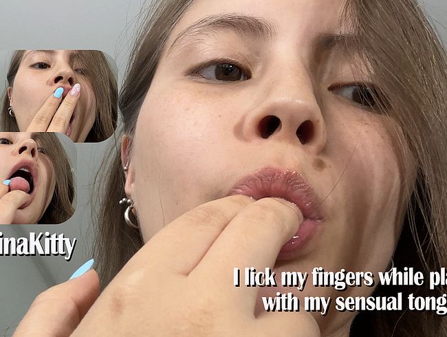 Download: SabrinaKitty - Ich lecke meine Finger, während ich mit meiner sinnlichen Zunge spiele
