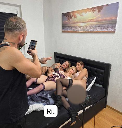 Download: Sachsen-Rico - Da liegt ja eine Sex Puppe im Bett. Hoffen da kommt noch eine richtige Frau.