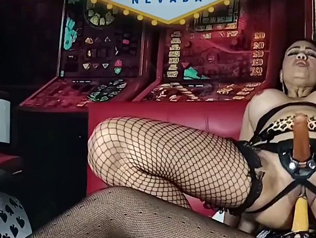 Download: SamantaDark4u - Das Dienstmädchen mit Plug und Strapon wechselt die Rollen. Teil 2.