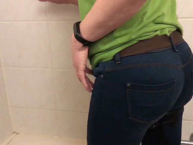 Download: Samanthas_Welt - [USERWUNSCH] in enger Jeans, Wasser lassen
