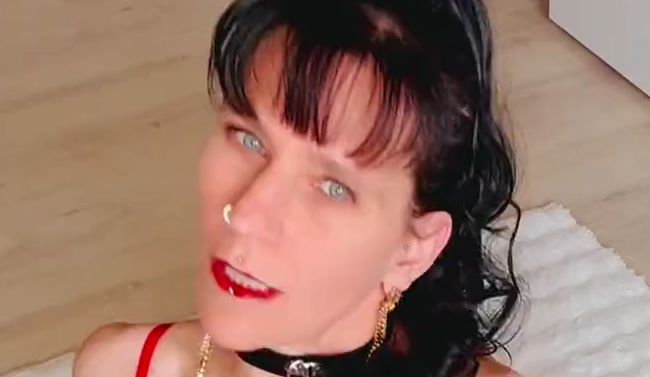 Download: Sandy-366 - Besamte Muschi noch mit einem Dildo bearbeitet