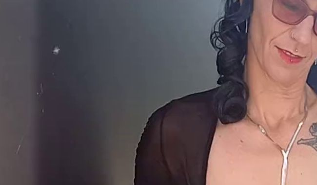 Download: Sandy-366 - Nude bei einem Autohaus