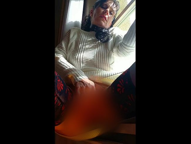 Download: Sandy-366 - Ich mache es mir am Fenster im Hotel selbst Finger und Dildo