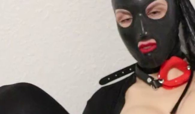 Download: Sarah-doll - Ich stopfe meine Gummi Muschi und spritze in den Slip